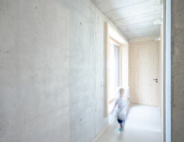 Das schwarze Haus am Hang, Gang, Beton Manuel Theodor Kreuzer Photography