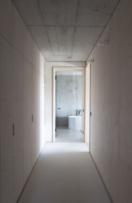 Das schwarze Haus am Hang, Gang Manuel Theodor Kreuzer Photography