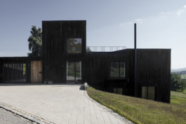 Das schwarze Haus am Hang, Fassade Manuel Theodor Kreuzer Photography