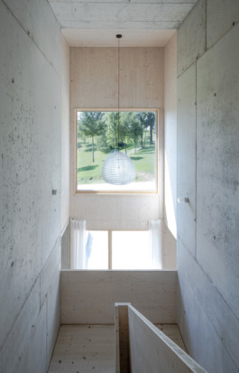 Das schwarze Haus am Hang, Treppenhaus mit Ausblick Manuel Theodor Kreuzer Photography